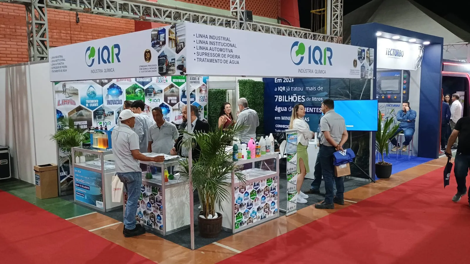 Stand IQR em feira industrial